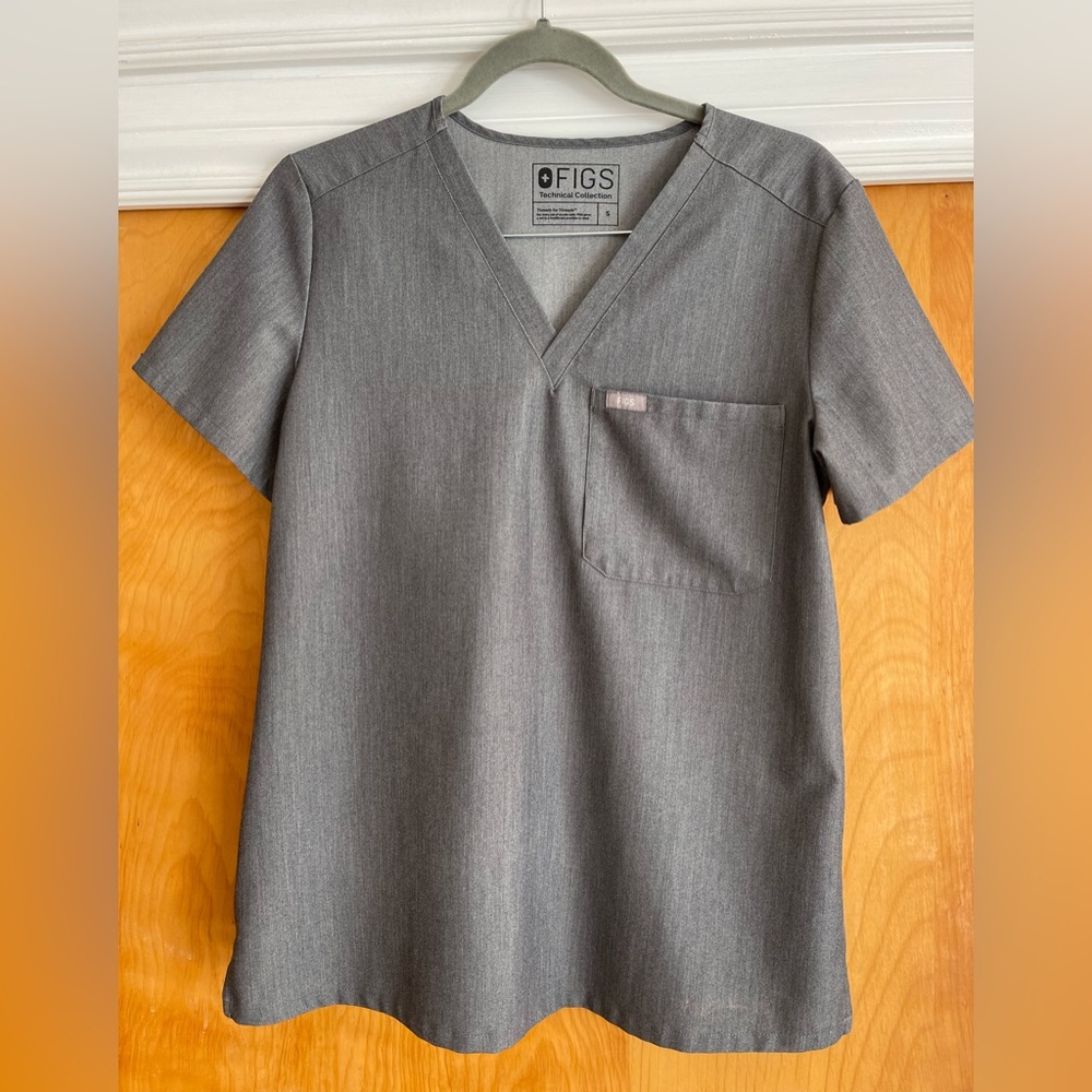 Figs charcoal one pocket scrub  top small